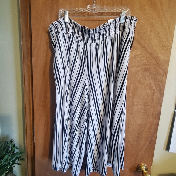 LANE BRYANT NWT WIDE LEGS PULL ON . SZ 18/20 BLACK WHITE STRIPES. CROP - Picture 2 of 11